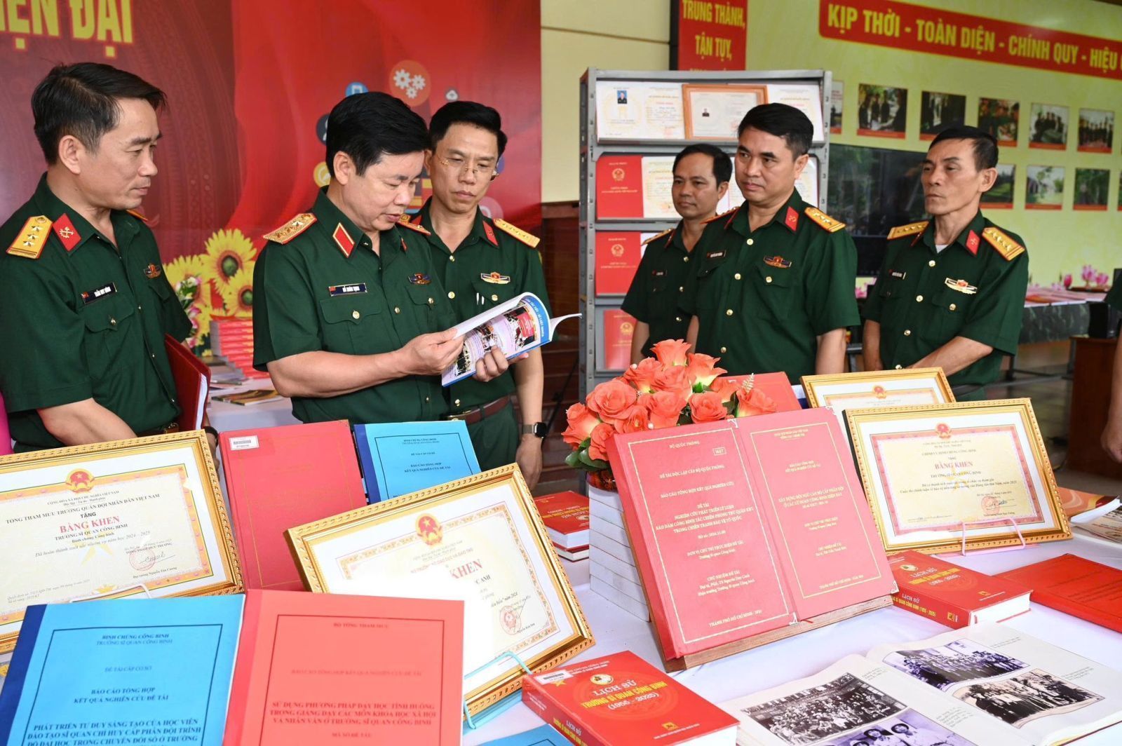 TRƯỜNG SĨ QUAN CÔNG BINH ĐÓN ĐOÀN CÔNG TÁC TỔNG CỤC CHÍNH TRỊ ĐẾN KIỂM TRA, NẮM TÌNH HÌNH
