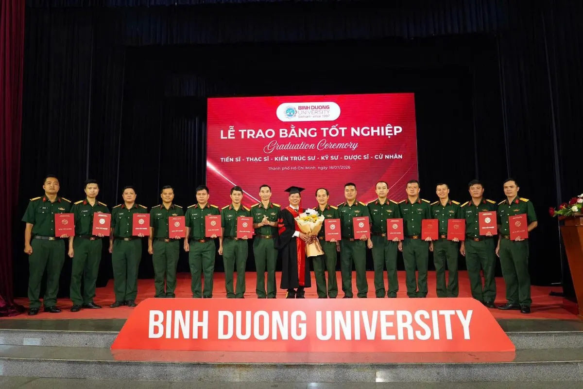 CHÚC MỪNG CÁC ĐỒNG CHÍ CÁN BỘ, GIẢNG VIÊN NHẬN BẰNG CỬ NHÂN NGÔN NGỮ ANH