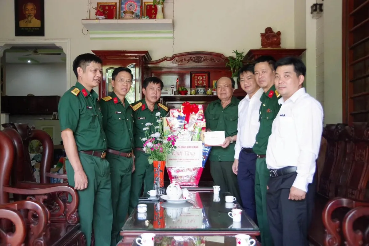 Trường Sĩ quan Công binh: Thăm hỏi, tặng quà các gia đình chính sách tại phường Thủ Dầu Một
