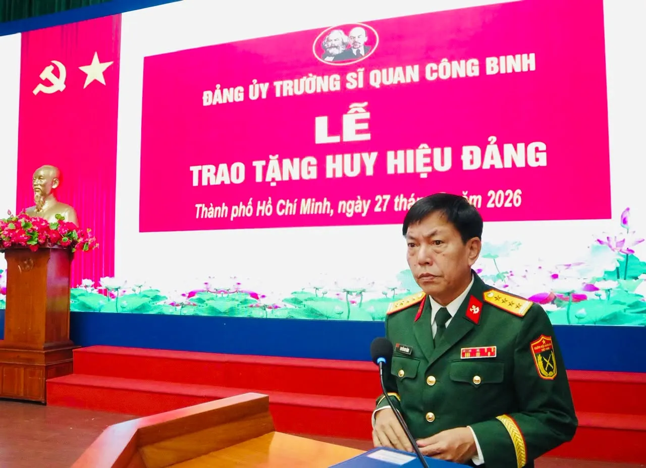 ĐẢNG ỦY TRƯỜNG SĨ QUAN CÔNG BINH TRAO TẶNG HUY HIỆU ĐẢNG