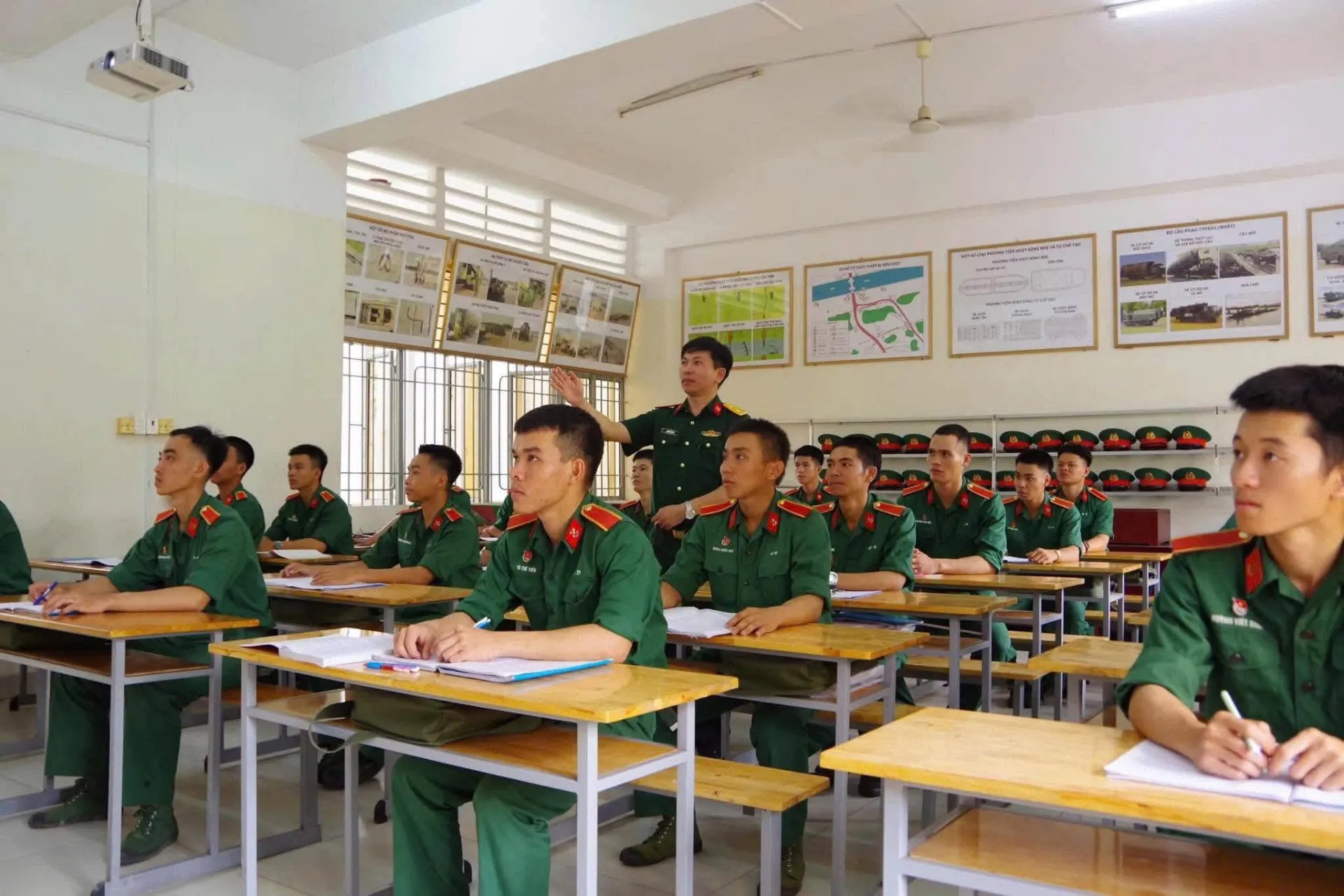 NGƯỜI THẦY TÂM HUYẾT TRÊN GIẢNG ĐƯỜNG, SAY MÊ TRONG NGHIÊN CỨU KHOA HỌC